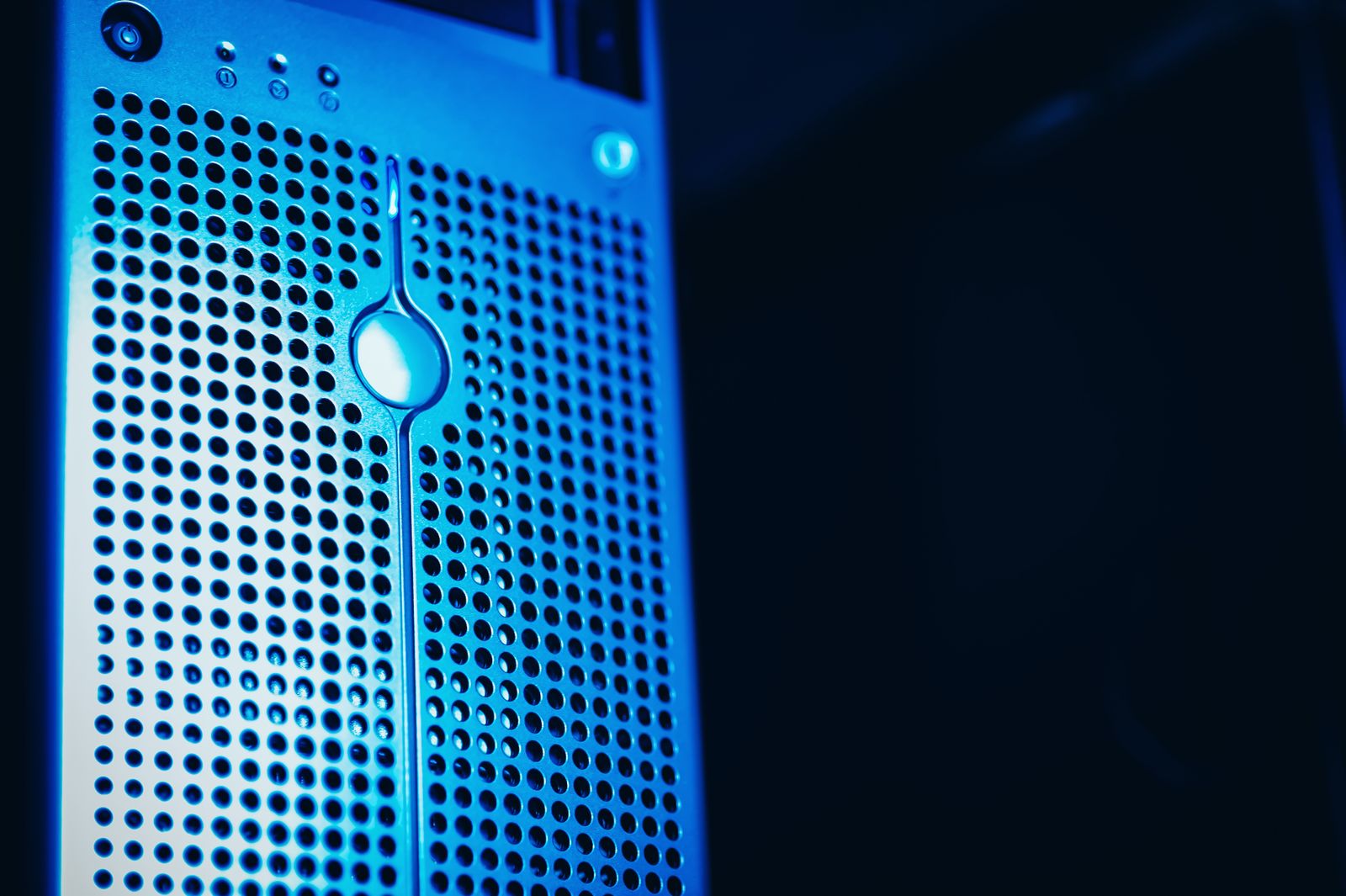 Rack di server con illuminazione blu, infrastruttura digitale per la sicurezza informatica